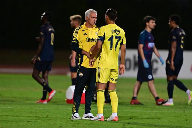 Uniao de Leiria v Fenerbahce - Friendlies ALBUFEIRA, PORTUGAL - JULY 20: Head Coach Jose Mourinho of Fenerbahce gives tactic to Irfan Kahveci during a pre-season preparation match between Fenerbahce and Uniao de Leiria at Estadio Municipal de Albufeira in Albufeira, Portugal on July 20, 2025. Serhat Cagdas Anadolu Albufeira Portugal. Editorial use only. Please get in touch for any other usage. Copyright: x2025xAnadoluxSerhatxCagdasx