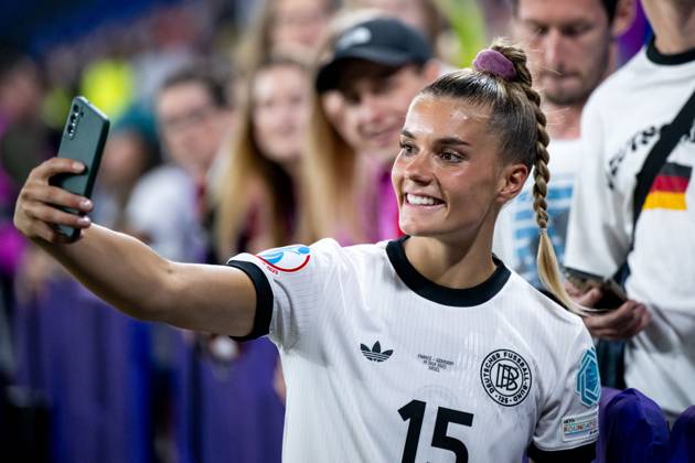 Selina Cerci Germany, 15 takes selfies with the fans, SUI, France vs Germany, Football, UEFA Womens Euro 2025, Quarter-finals, 19 07 2025 SUI, France vs Germany, Football, UEFA Womens Euro 2025, Quarter-finals, 19 07 2025 Basel Copyright: xEibner-Pressefoto Memmlerx EP_MMR
