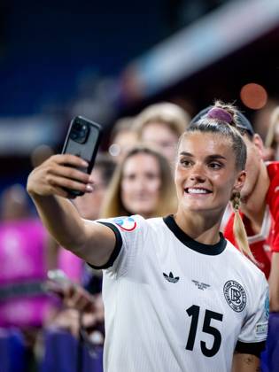 Selina Cerci Germany, 15 takes selfies with the fans, SUI, France vs Germany, Football, UEFA Womens Euro 2025, Quarter-finals, 19 07 2025 SUI, France vs Germany, Football, UEFA Womens Euro 2025, Quarter-finals, 19 07 2025 Basel Copyright: xEibner-Pressefoto Memmlerx EP_MMR