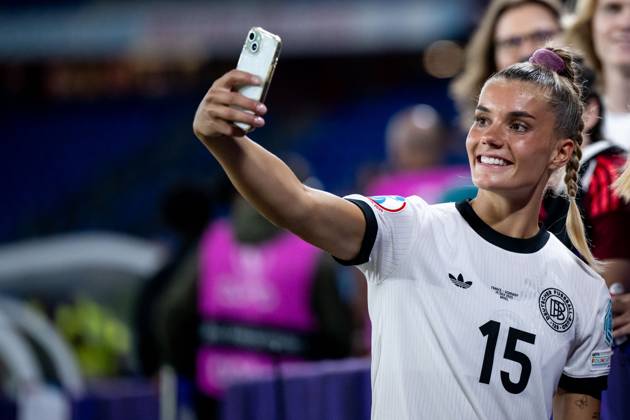 Selina Cerci Germany, 15 takes selfies with the fans, SUI, France vs Germany, Football, UEFA Womens Euro 2025, Quarter-finals, 19 07 2025 SUI, France vs Germany, Football, UEFA Womens Euro 2025, Quarter-finals, 19 07 2025 Basel Copyright: xEibner-Pressefoto Memmlerx EP_MMR