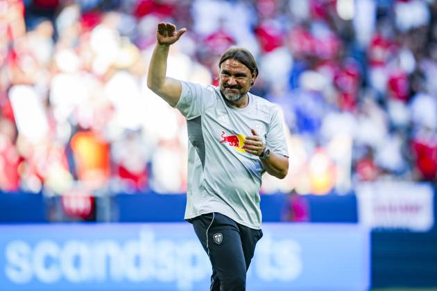 Manchester United, ManU FC v Leeds United FC, Pre-Season Friendly, Stockholm Daniel Farke applauds the fans after the Manchester United FC v Leeds United FC Pre-Season Friendly match at the Strawberry Arena, Stockholm, Sweden on 19 July 2025 Credit: Phil Duncan Every Second Media Editorial use only. All images are copyright Every Second Media Limited. No images may be reproduced without prior permission. Copyright: xIMAGO EveryxSecondxMediax ESM-1534-0195 PhilxDuncanx xEveryxSecondxMediax
