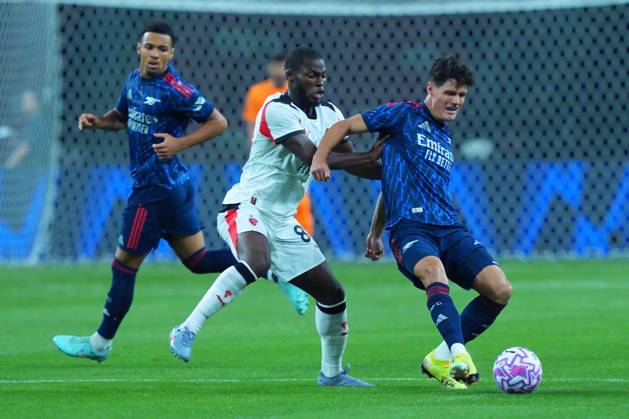 Arsenal FC V AC Milan - Pre-Season Friendly Match Yunus Musah of AC Milan challenges Christian Norgaard of Arsenal for the ball during the pre-season friendly match between Arsenal FC and AC Milan at National Stadium in Singapore on July 23, 2025. Singapore Singapore Copyright: xSuhaimixAbdullahx originalFilename:abdullah-notitle250723_npzHa