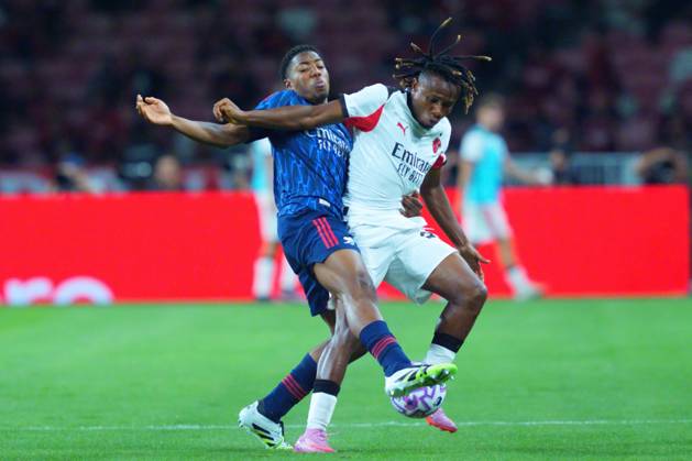 Arsenal FC V AC Milan - Pre-Season Friendly Match Myles Lewis-Skelly of Arsenal challenges Samuel Chukwueze of AC Milan during the pre-season friendly match between Arsenal FC and AC Milan at National Stadium in Singapore on July 23, 2025. Singapore Singapore Copyright: xSuhaimixAbdullahx originalFilename:abdullah-notitle250723_npeBh