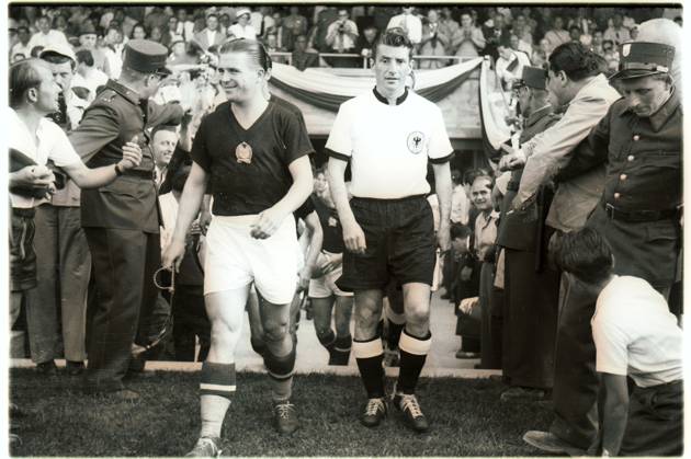 Football World Cup in the Switzerland Final Germany Hungary 3 2 2 2 The Teams run a u B Z The both Mannschaftskapitaene Ferenc Puskas left Hun and Fritz Walter right ger 04 07 1954 in Berne Wankdirf Stadium Switzerland
