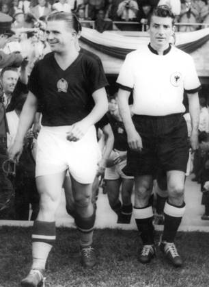 Football World Cup in the Switzerland Final Round Group 2 Hungary Germany 8 3 3 1 u B Z v l The Mannschaftskapitaene Ferenc Puskas Hun and Fritz Walter ger 20 06 1954 in Basel St Jakob Stadium Switzerland