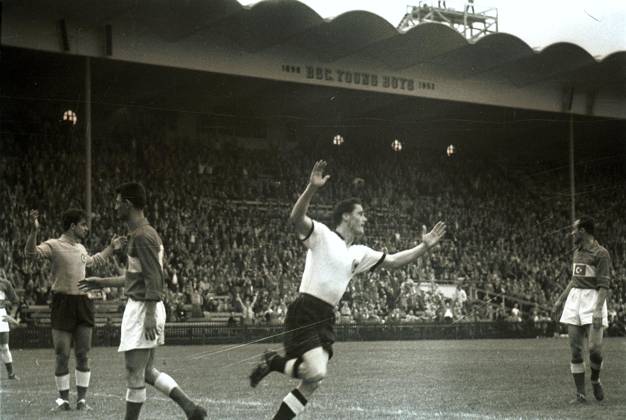 Football World Cup in the Switzerland Final Round Group 2 Germany TURKEY 4 1 1 1 u B Z goal Number three, Ottmar Walter centre ger cheering left Goalkeeper Sera Turgay Door 17 06 1954 in Berne Wankdorf Stadium Switzerland