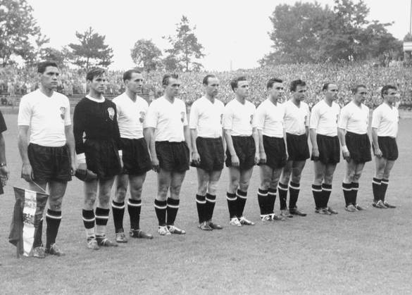 Football World Cup in the Switzerland Final Round Group 3 Austria Scotland 1 0 1 0 The Oesterreichische national team u B Z v l Ocwirk, Blacksmith, Service, Happel, r Koerner, Barschandt, Koller, Probst, A Koerner, Schleger and Hanappi 16 06 1954 in Zurich Hardturm Stadium Switzerland