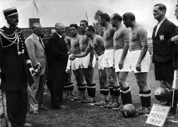 Football World Cup in Italy Final Italy Hungary 4 2 3 1 Italy is again World Champion u B Z the Italian Union boss General Vaccaro Heller Suit , France Staatspraesident Lebrun darker Suit The Italian Players before below v l Alfredo Foni, Pietro Rava, Amedeo Biavati, Silvio Piola, Giovanni Ferrari and Giuseppe Meazza between Vaccaro and Lebrun is yet Michele Andreolo to recognize right Stand Linesman Gustav Krist TCH and only half to see Referees Georges Capdeville FRA 19 06 1938 in Paris Stadium Colombes France