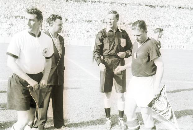 Football World Cup in the Switzerland Final round, Group 2 Germany Hungary 3 8 1 3 Pennant exchange before the Game u B Z v l Captain Fritz Walter ger , , Referees Ling tight and Captain Ferenc Puskas Hun 20 06 1954 in Basel St Jakob Stadium Switzerland