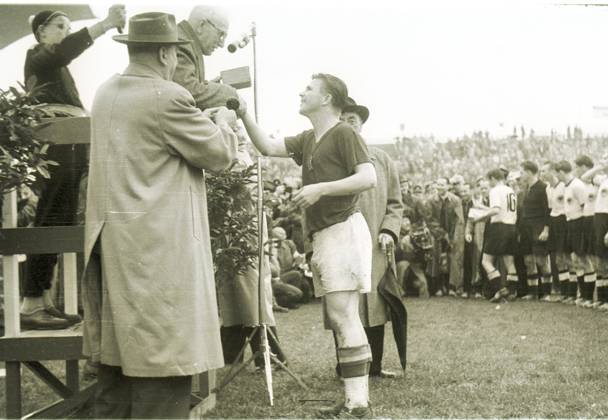 Football World Cup in the Switzerland Final Germany Hungary 3 2 2 2 Germany is World Champion u B Z the Captain the Vice-world champion Hungary, Ferenc Puskas in Gespraech with Jules Rimet in Background The German Team behind Jules Rimet is be Grandchildren son 04 07 1954 in Berne Wankdorf Stadium Switzerland