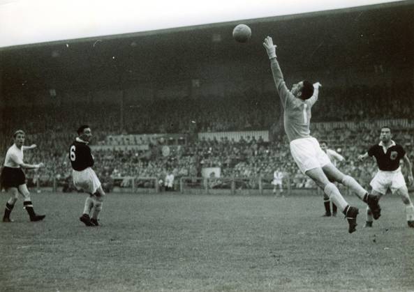 Football World Cup in the Switzerland Final Round Group 3 Austria Scotland 1 0 1 0 u B Z the as long as a tree Goalkeeper Martin 2 v r SCO masters here a Wide shot from Schleger left AUT in between Outer shore Cowie and whole right Cunningham both SCO 16 06 1954 in Zurich Hardturm Stadium Switzerland
