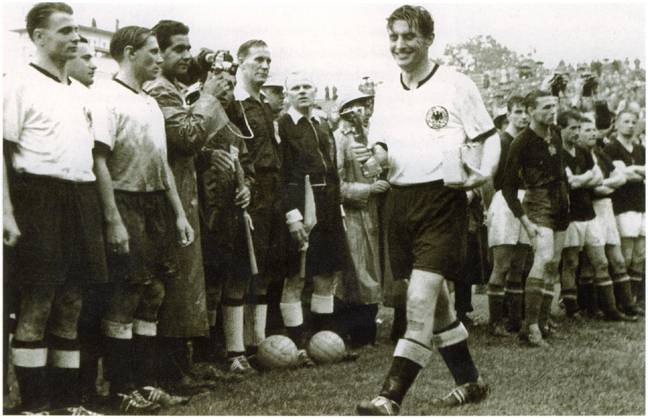Football World Cup in the Switzerland Final Germany Hungary 3 2 2 2 u B Z Captain Fritz Walter Laechelnd ger with the Jules Rimet Cup and a small Box v l are Karl May and Max Morlock to recognize 04 07 1954 in Berne Wankdorf Stadium Switzerland Archive
