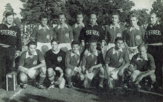 Football World Cup in the Switzerland Final Game to square 3 Austria Uruguay 3 1 1 1 the Team from Austria u B Z standing v l Masseur Ullrich, Probst, Koerner, Service, Fruehwirth, Koller, Hanappi and Pesser crouching v l Ocwirk, Blacksmith, Kollmann, Barschandt, Wagner and Stojaspal 03 07 1954 in Zurich Hardturm Stadium Switzerland Archive