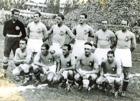 Football World Cup in Italy Final Italy Czechoslovakia 2 1 n v The Team from Italy before the Game u B Z above v l Combi, Monti, Ferraris IV, Allemandi, Guaita, Ferrari below v l Schiavio, Meazza, Monzeglio, Bertolini and Orsi 10 06 1934 in Rome National Stadium PNF Italy