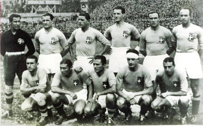 Football World Cup in Italy Final Italy Czechoslovakia 2 1 n v The Team from Italy before the Game u B Z above v l Combi, Monti, Ferraris IV, Allemandi, Guaita, Ferrari below v l Schiavio, Meazza, Monzeglio, Bertolini and Orsi 10 06 1934 in Rome National Stadium PNF Italy