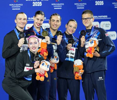 World Aquatics Championships 2025 Singapore World Aquatics Championships 2025, Singapore ðü July 25 10:02 AM SGT ðüÖ Gold Spain ðü‡ªðü‡¸ Dennis Gonzalez Boneu & Iris Tio Casas deliver a mesmerizing free routine to top the podium. ðü¥ˆ Silver Neutral Athletes ðü‡·ðü‡º (NAB) Aleksandr Maltsev & Olesia Platonova secure silver with trademark elegance and precision. ðü¥‰ Bronze Great Britain ðü‡¬ðü‡ß Ranjuo Tomblin & Isabelle Thorpe impress judges and audiences alike, taking home bronze. Golden Grace from Spain! Dennis Gonzalez & Iris Tio claim top honors in the Mixed Duet Free Final, edging out NAB™s Maltsev & Platonova, while Britain™s Tomblin & Thorpe round off the podium in Singapore. Singapore Aquatics Centre Singapore Copyright: xSeshadrixSukumarx