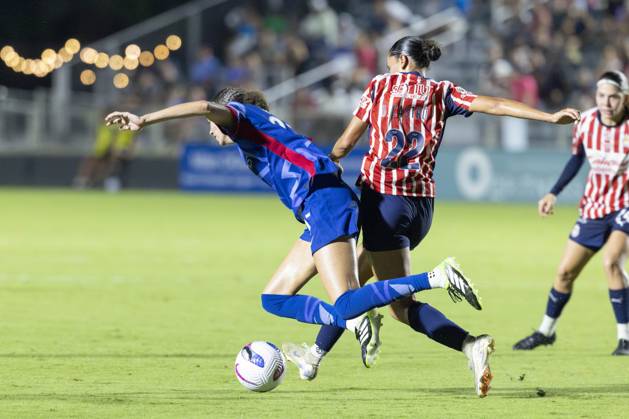 July 25, 2025, Cary, North Carolina, USA: Guadalajara forward DENISE CASTRO (22) makes a move on the ball and trips up North Carolina Courage defender MAYCEE BELL (27) during the second half of the International Exhibition game between Mexicoâ€⠢s Chivas De Guadalajara and the NC Courage at First Horizon Stadium in Cary, North Carolina. NC Courage defeated the Chivas de Guadalajara 4-0. Cary USA - ZUMAa220 20250725_znp_a220_018 Copyright: xIsraelxAntax