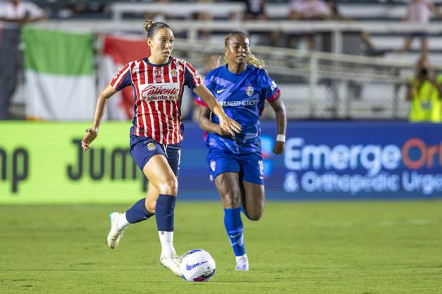 July 25, 2025, Cary, North Carolina, USA: Guadalajara forward MONTSERRAT HERNANDEZ (18) moves the ball past North Carolina Courage midfielder JAEDYN SHAW (19) during the second half of the International Exhibition game between Mexicoâ€⠢s Chivas De Guadalajara and the NC Courage at First Horizon Stadium in Cary, North Carolina. NC Courage defeated the Chivas de Guadalajara 4-0. Cary USA - ZUMAa220 20250725_znp_a220_020 Copyright: xIsraelxAntax