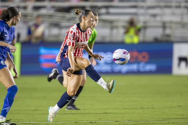 July 25, 2025, Cary, North Carolina, USA: Guadalajara forward MONTSERRAT HERNANDEZ (18) stops a passed ball on the move during the second half of the International Exhibition game between Mexicoâ€⠢s Chivas De Guadalajara and the NC Courage at First Horizon Stadium in Cary, North Carolina. NC Courage defeated the Chivas de Guadalajara 4-0. Cary USA - ZUMAa220 20250725_znp_a220_034 Copyright: xIsraelxAntax