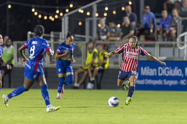July 25, 2025, Cary, North Carolina, USA: Guadalajara forward VIRIDIANA SALAZAR (30) moves the ball during the second half of the International Exhibition game between Mexicoâ€⠢s Chivas De Guadalajara and the NC Courage at First Horizon Stadium in Cary, North Carolina. NC Courage defeated the Chivas de Guadalajara 4-0. Cary USA - ZUMAa220 20250725_znp_a220_053 Copyright: xIsraelxAntax