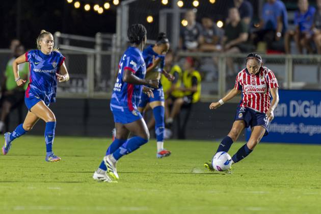 July 25, 2025, Cary, North Carolina, USA: Guadalajara forward VIRIDIANA SALAZAR (30) moves the ball during the second half of the International Exhibition game between Mexicoâ€⠢s Chivas De Guadalajara and the NC Courage at First Horizon Stadium in Cary, North Carolina. NC Courage defeated the Chivas de Guadalajara 4-0. Cary USA - ZUMAa220 20250725_znp_a220_058 Copyright: xIsraelxAntax