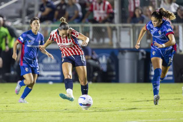 July 25, 2025, Cary, North Carolina, USA: Guadalajara forward ADRIANA ITURBIDE (10) passes the ball during the second half of the International Exhibition game between Mexicoâ€⠢s Chivas De Guadalajara and the NC Courage at First Horizon Stadium in Cary, North Carolina. NC Courage defeated the Chivas de Guadalajara 4-0. Cary USA - ZUMAa220 20250725_znp_a220_060 Copyright: xIsraelxAntax