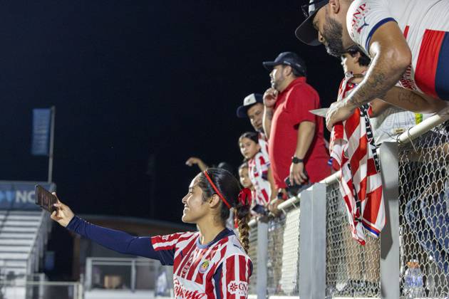 July 25, 2025, Cary, North Carolina, USA: Guadalajara forward JOSELINE MONTOYA (25) takes a picture with a fanâ€⠢s camera following the International Exhibition game between Mexicoâ€⠢s Chivas De Guadalajara and the NC Courage at First Horizon Stadium in Cary, North Carolina. NC Courage defeated the Chivas de Guadalajara 4-0. Cary USA - ZUMAa220 20250725_znp_a220_063 Copyright: xIsraelxAntax