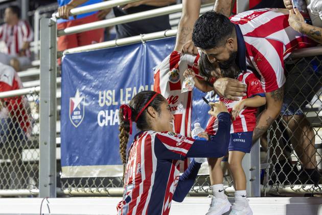 July 25, 2025, Cary, North Carolina, USA: Guadalajara forward JOSELINE MONTOYA (25) signs a childâ€⠢s shirt following the International Exhibition game between Mexicoâ€⠢s Chivas De Guadalajara and the NC Courage at First Horizon Stadium in Cary, North Carolina. NC Courage defeated the Chivas de Guadalajara 4-0. Cary USA - ZUMAa220 20250725_znp_a220_071 Copyright: xIsraelxAntax