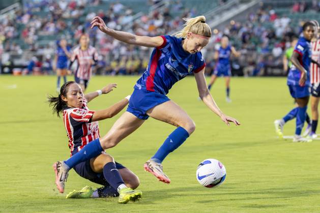 July 25, 2025, Cary, North Carolina, USA: Guadalajara forward VIRIDIANA SALAZAR (30) kicks the ball away from North Carolina Courage midfielder DANI WEATHERHOLT (17) during the first half of the International Exhibition game between Mexicoâ€⠢s Chivas De Guadalajara and the NC Courage at First Horizon Stadium in Cary, North Carolina. NC Courage defeated the Chivas de Guadalajara 4-0. Cary USA - ZUMAa220 20250725_znp_a220_070 Copyright: xIsraelxAntax