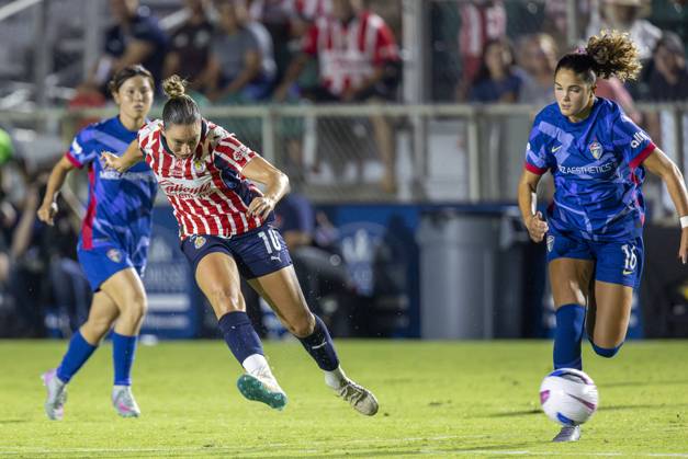 July 25, 2025, Cary, North Carolina, USA: Guadalajara forward ADRIANA ITURBIDE (10) passes the ball during the first half of the International Exhibition game between Mexicoâ€⠢s Chivas De Guadalajara and the NC Courage at First Horizon Stadium in Cary, North Carolina. NC Courage defeated the Chivas de Guadalajara 4-0. Cary USA - ZUMAa220 20250725_znp_a220_091 Copyright: xIsraelxAntax