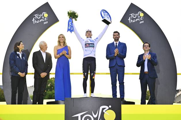 German Florian Lipowitz of RedBull-BORA-hansgrohe celebrates on the podium in the white jersey for best young rider. Former Italian pro rider Francesco Moser watches him as the first ever white jersey winner after stage 21 of the 2025 Tour de France cycling race, from Mantes-la-Ville to Paris (120km), on Sunday 27 July 2025 in France. The 112th edition of the Tour de France starts on Saturday 5 July in Lille, France, and will finish in Paris, France on the 27th of July. DIRKxWAEM x130137630x
