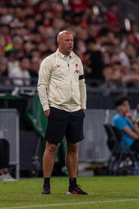 Football - Pre-Season - Liverpool FC v AC Milan HONG KONG - Saturday, July 26, 2025: Liverpool s head coach Arne Slot during the Hong Kong Football Festival 2025 pre-season match between Liverpool FC and AC Milan at the Kai Tak Stadium. (Photo by David Rawcliffe Propaganda) HONG KONG Kai Tak Stadium HONG KONG CHINA Copyright: xPropagandaxPhotoxAgencyx 2025-07-26-155-Liverpool_AC_Milan