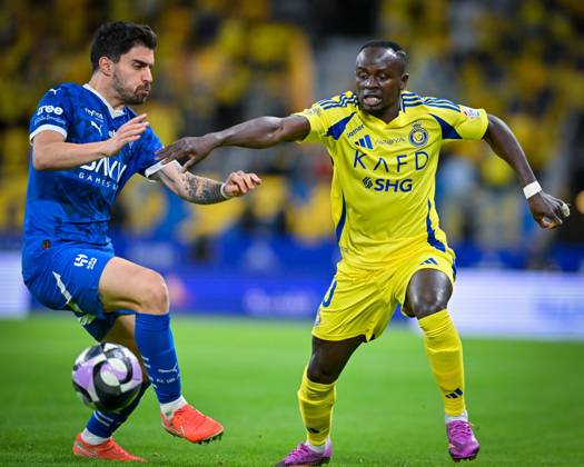 Al Hilal v Al Nassr - Saudi Pro League RIYADH, SAUDI ARABIA - APRIL 04: Sadio Mane (R) of Al Nassr competes during the Saudi Pro League match between Al Hilal v Al Nassr in the Kingdom Arena on April 04, 2025 in Riyadh, Saudi Arabia. Riyad Suudi Arabistan. Editorial use only. Please get in touch for any other usage.  Copyright: x2025xAnadoluxMohammedxSaadx