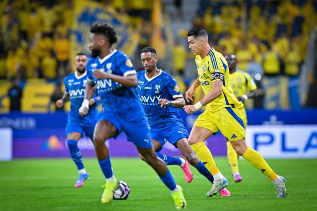 Al Hilal v Al Nassr - Saudi Pro League RIYADH, SAUDI ARABIA - APRIL 04: Cristiano Ronaldo (R) of Al Nassr competes during the Saudi Pro League match between Al Hilal v Al Nassr in the Kingdom Arena on April 04, 2025 in Riyadh, Saudi Arabia. Riyad Suudi Arabistan. Editorial use only. Please get in touch for any other usage.  Copyright: x2025xAnadoluxMohammedxSaadx