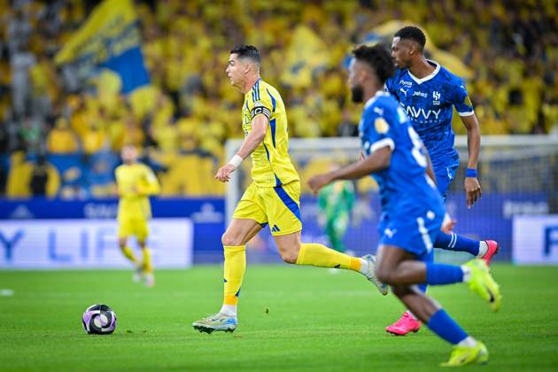 Al Hilal v Al Nassr - Saudi Pro League RIYADH, SAUDI ARABIA - APRIL 04: Cristiano Ronaldo (L) of Al Nassr competes during the Saudi Pro League match between Al Hilal v Al Nassr in the Kingdom Arena on April 04, 2025 in Riyadh, Saudi Arabia. Riyad Suudi Arabistan. Editorial use only. Please get in touch for any other usage.  Copyright: x2025xAnadoluxMohammedxSaadx