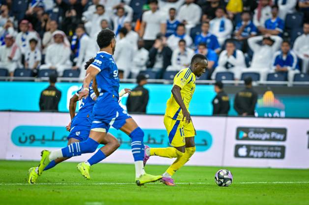 Al Hilal v Al Nassr - Saudi Pro League RIYADH, SAUDI ARABIA - APRIL 04: Sadio Mane (R) of Al Nassr competes during the Saudi Pro League match between Al Hilal v Al Nassr in the Kingdom Arena on April 04, 2025 in Riyadh, Saudi Arabia. Riyad Suudi Arabistan. Editorial use only. Please get in touch for any other usage.  Copyright: x2025xAnadoluxMohammedxSaadx