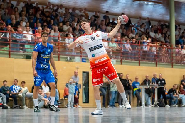 Handball I Men I Season 2025 2026 I Test match I TVB Stuttgart BSV Bern I 28 07 2025 Levin Wanner 18, BSV Bern taking a seven-meter penalty, Antonio Serradilla Cuenca 5, TVB Stuttgart in the background Gemeindehalle Bittenfeld Waiblingen Baden Württemberg Germany Copyright: xLobeca MaxxPetershansx