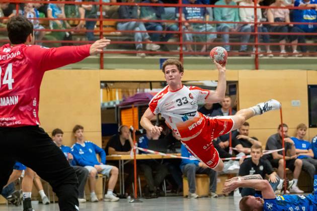 Handball I Men I Season 2025 2026 I Test match I TVB Stuttgart BSV Bern I 28 07 2025 Leo Schnyder 33, BSV Bern in the throw Gemeindehalle Bittenfeld Waiblingen Baden Württemberg Germany Copyright: xLobeca MaxxPetershansx