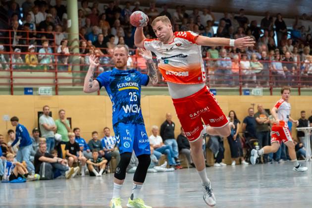 Handball I Men I Season 2025 2026 I Test match I TVB Stuttgart BSV Bern I 28 07 2025 Mats Hirt 77, BSV Bern throwing, next to him Patrick Zieker 25, TVB Stuttgart Gemeindehalle Bittenfeld Waiblingen Baden Württemberg Germany Copyright: xLobeca MaxxPetershansx