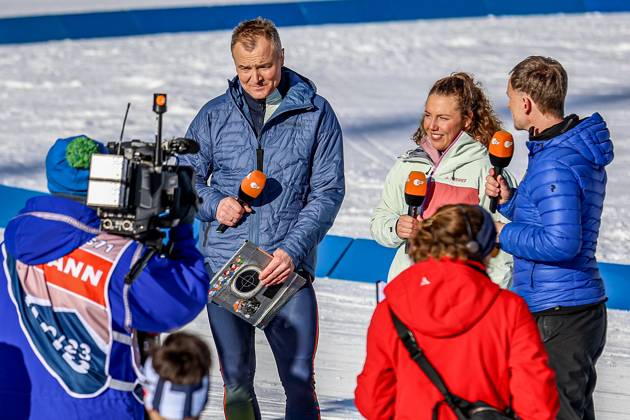 Laura Dahlmeier as ZDF expert at the Biathlon World Cup 2023 Laura Dahlmeier center as ZDF expert at the Biathlon World Cup 2023 in Antholz, ZDF biathlon expert Sven Fischer left, ZDF presenter Alexander Ruda right Antholz Antholz, Südtirol Arena, Biathl Trentino Südtirol Italy