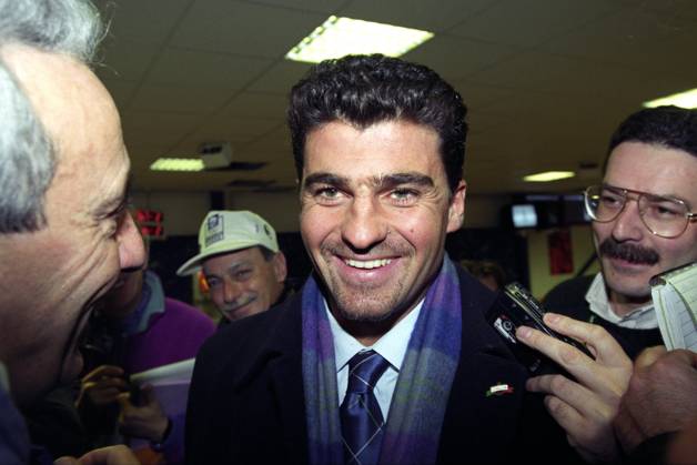 Hafjell 19940217 Winter Olympics in Lillehammer Alberto Tomba Italy arrives at the accreditation center and receives the full attention of the press Photo Tor Richardsen NTB Hafjell Norway Norway EDITORIAL USE ONLY  EDITORIAL USE ONLY. RESTRICTED USE FOR BETTING COMPANIES Ref:0240094220st.jpg