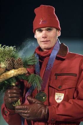 LILLEHAMMER 19940214 Winter Olympics in Lillehammer 30 km free technique for men in cross-country skiing Prize ceremony Thomas Alsgaard with the gold medal showing that he is an Olympic champion Photo Lise Aserud NTB Lillehammer Norway EDITORIAL USE ONLY  EDITORIAL USE ONLY. RESTRICTED USE FOR BETTING COMPANIES Ref:0240279558st.jpg