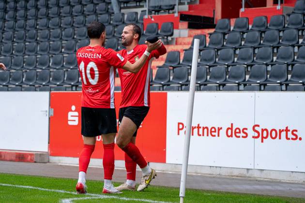 Fabian Eisele SG Sonnenhof Großaspach, 23 celebrates his 1 0 with Mert Tasdelen SG Sonnenhof Großaspach, 10 , SG Sonnenhof Großaspach vs TSG Balingen, Football, Regionalliga Südwest, Matchday 1, Season 2025 2026, 02 08 2025 SG Sonnenhof Großaspach vs TSG Balingen, Football, Regionalliga Südwest, Matchday 1, Season 2025 2026, 02 08 2025 Aspach Copyright: xEibner-Pressefoto PhilipxZieglerx EP_PZR
