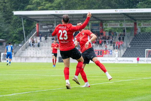 Fabian Eisele SG Sonnenhof Großaspach, 23 celebrates his 1 0 with Mert Tasdelen SG Sonnenhof Großaspach, 10 , SG Sonnenhof Großaspach vs TSG Balingen, Football, Regionalliga Südwest, Matchday 1, Season 2025 2026, 02 08 2025 SG Sonnenhof Großaspach vs TSG Balingen, Football, Regionalliga Südwest, Matchday 1, Season 2025 2026, 02 08 2025 Aspach Copyright: xEibner-Pressefoto PhilipxZieglerx EP_PZR