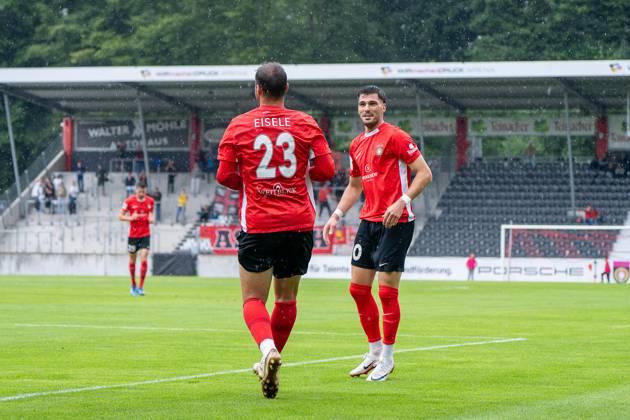 Fabian Eisele SG Sonnenhof Großaspach, 23 celebrates his 1 0 with Mert Tasdelen SG Sonnenhof Großaspach, 10 , SG Sonnenhof Großaspach vs TSG Balingen, Football, Regionalliga Südwest, Matchday 1, Season 2025 2026, 02 08 2025 SG Sonnenhof Großaspach vs TSG Balingen, Football, Regionalliga Südwest, Matchday 1, Season 2025 2026, 02 08 2025 Aspach Copyright: xEibner-Pressefoto PhilipxZieglerx EP_PZR