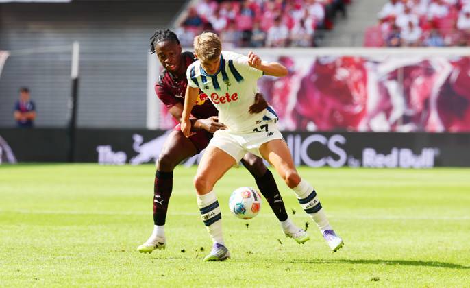 RB Leipzig Bergamo Test Match Leipzig, 02 08 2025, Red Bull Arena, Soccer, Test Match , RB Leipzig DEU vs Atalanta Bergamo ITA 1 2 1 0 , In the picture Charles De Ketelaere 17, Bergamo in front of El Chadaille Bitshiabu 5, RB Leipzig ,