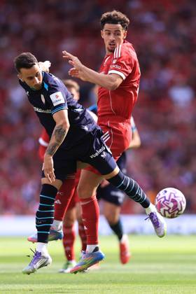 Fußball Vorsaison Freundschaftsspiel Liverpool gegen Athletic Bilbao 4. August 2025 Vorsaison Freundschaftsspiel Liverpool gegen Athletic Bilbao Alex Berenguer von Athletic Bilbao kämpft mit Curtis Jones von Liverpool Foto Simon Stacpoole Abseits Liverpool UK  Copyright: xSimonxStacpoolexOffside