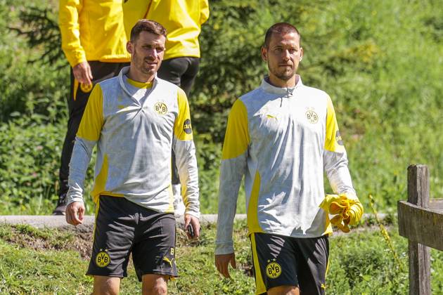 05 08 2025, Day 2 at Borussia Dortmunds training camp in Saalfelden, BVB players arrive for training, from left Pascal Groß Borussia Dortmund , Waldemar Anton Borussia Dortmund , Saalfelden athletics field Saalfelden Salzburg Austria xRHR PHOTO DEx Copyright: DennisxEwert RHR-FOTOx RHR-FOTO DE