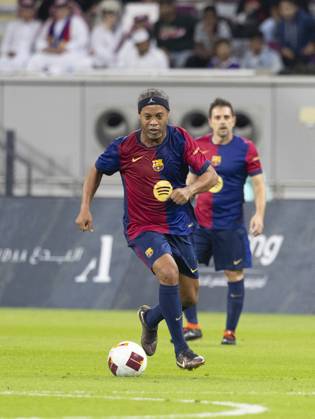 Legends of El Clasico: Real Madrid v Barcelona DOHA, QATAR - NOV 28: Barcelona s legend Ronaldinho competes in the Legends El Clasico football match between Real Madrid and Barcelona at the Khalifa International Stadium in Doha, Qatar on November 28, 2024. Doha Qatar. Editorial use only. Please get in touch for any other usage. Copyright: x2025xAnadoluxMohammedxDabbousx