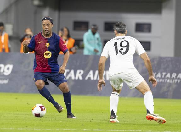 Legends of El Clasico: Real Madrid v Barcelona DOHA, QATAR - NOV 28: Barcelona s legend Ronaldinho competes in the Legends El Clasico football match between Real Madrid and Barcelona at the Khalifa International Stadium in Doha, Qatar on November 28, 2024. Doha Qatar. Editorial use only. Please get in touch for any other usage. Copyright: x2025xAnadoluxMohammedxDabbousx